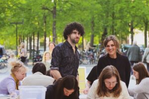 Am "Langen Freitag" können die Besuchenden draußen vor dem LWL-Museum für Kunst und Kultur an Staffeleien zeichnen. (Foto: Zuza Bunt und Knallig)