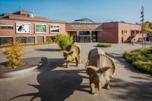 Der Haupteingang des Museums wurde Jahrzehnte lang von zwei Dinosaurierfiguren, Triceratops-Modellen, gekennzeichnet. (Foto: LWL/Steinweg)