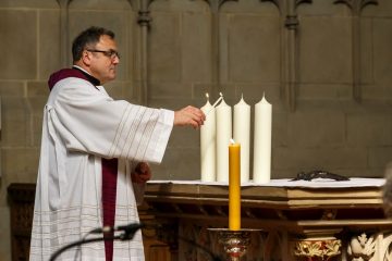 In der Lambertikirche entzündete Pfarrer Hans-Bernd Köppen eine Kerze für jedes Opfer. (Foto: Presseamt Münster)