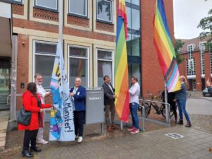 Am Stadthaus 1 wurde am Samstag die Regenbogenflagge gehisst. Dies ist auch der Startschuss für die diesjährigen Pride Weeks. (Foto: KCM)