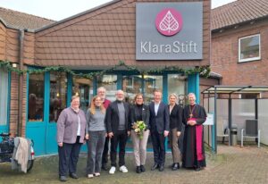 Feierten gemeinsam 200 Jahre Klarastift (v. l.): Michaela Heuer (Stadt Münster), Sozialdezernentin Cornelia Wilkens, Johannes Walter (Ehrenamt), Torsten Brinkmann und Ruth Sander (Klarastift), Dr. Nils Brüggemann (Franziskus Stiftung), Bürgermeisterin Angela Stähler und Weihbischof Dr. Stefan Zehkorn. (Foto: St. Franziskus-Stiftung)