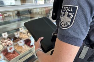 Auch Eiscafés wurden im Rahmen der bundesweiten Zollkontrolle auf Schwarzarbeit und illegale Beschäftigung geprüft. (Foto: Zoll)