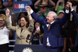 Präsidentschaftskandidatin Kamala Harris und ihr Vize Tim Walz im US-Wahlkampf, hier bei einer Veranstaltung in Glendale, Arizona. (Foto: <a href="https://commons.wikimedia.org/wiki/File:Kamala_Harris_%26_Tim_Walz_-_53915639353.jpg">Gage Skidmore</a>, <a href="https://creativecommons.org/licenses/by-sa/2.0">CC BY-SA 2.0</a>, via Wikimedia Commons)