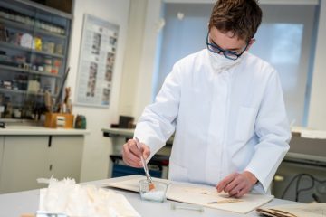 Jakob hat seinen „Traumjob“ am Boys‘ Day schon gefunden. Am 28. April lernt er den Beruf des Papierrestaurators kennen. (Foto: Stadt Münster)