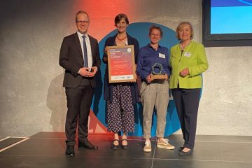 Die Deutsche UNESCO-Kommission hat Münster bei einer feierlichen Preisgala im Palais der Kulturbrauerei in Berlin ausgezeichnet. (von li nach re: Dr. Jens Brandenburg, Parlamentarischer Staatssekretär im BMBF, Jutta Höper, Leiterin der Fachstelle Nachhaltigkeit und Sarah Heinlein, BNE- Koordinatorin, Prof. Dr. Maria Böhmer, Präsidentin der Deutschen UNESCO-Kommission). (Foto: Stadt Münster)