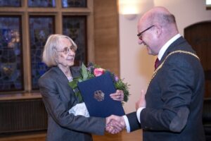 Oberbürgermeister Markus Lewe überreichte Monika Nienstedt-Westermann das Verdienstkreuz am Bande. (Foto: Stadt Münster / Patrick Schulte)