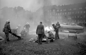 Feuerwehrübung auf dem heutigen Schlossplatz, 1961. (Foto: Stadtmuseum Münster / Sammlung Hänscheid)