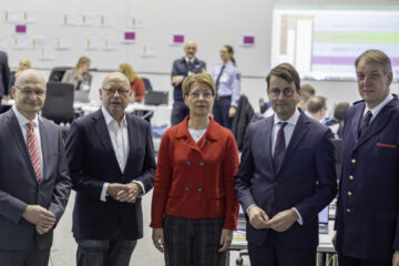 Die Leiter*innen der fünf bei der Krisenübung beteiligten Behörden (v.l.nr.): Dr. Martin Sommer (Kreis Steinfurt), Markus Lewe (Stadt Münster), Alexandra Dorndorf (Polizei Münster), Andreas Bothe (Bezirksregierung) und Berthold Penkert (IdF NRW). (Foto: IdF NRW)