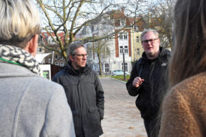 Tim Lukas (r.) von der Bergischen Universität Wuppertal tauschte sich mit Stefan Scholz vom Quartiersmanagement Bremer Platz über die Herausforderungen im Bahnhofsumfeld aus. (Foto: Stadt Münster)