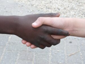 Hand in Hand arbeiten die Fachkräfte gegen Diskriminierung und Extremismus an Schulen im Regierungsbezirk Münster. (Symbolbild: Dieter Schütz / pixelio.de)