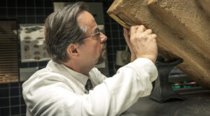 Sonst seziert Professor Boerne im Münster-Tatort Leichen, diesmal die Skulptur eines Kriegers. (Foto: WDR / Thomas Kost)