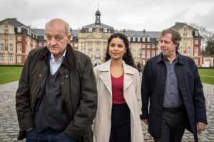 Privatdetektiv Georg Wilsberg (Leonard Lansink, li.), Dr. Tessa Tilker (Patricia Meeden) und Ekki Talkötter(Oliver Korittke) sind im Gespräch über Wilsbergs aktuellen Fall. (Foto: ZDF / Thomas Kost)