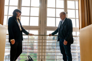 In der neuen Folge gibt die Unidozentin Dr. Kerstin Schunck (Eva Bay) Wilsberg (Leonard Lansink) Tipps. (Foto: ZDF / Thomas Kost)