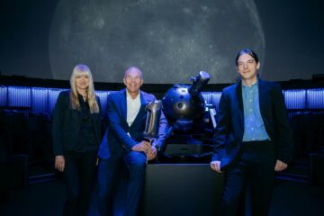 Zum einjährigen Planetariums-Jubiläum blicken Dr. Georg Lunemann, Direktor des LWL (m.), LWL-Kulturdezernentin Dr. Barbara Rüschoff-Parzinger und Planetariumsleiter Dr. Tobias Jogler zufrieden auf das Jahr zurück. /Foto: LWL/Steinweg)