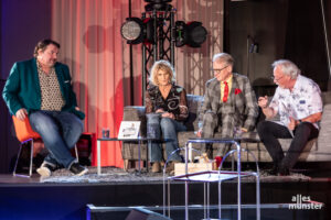 Adam Riese auf dem voll besetzten Sofa. Daniel Meyer, Vera Deckers, Adam Riese, Beppo Pohlmann (v. l.). (Foto: Stephan Günther)