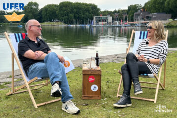 Beste Laune am Ufer des Aasees: Lisa Feller (r.) im Gespräch mit dem Moderator Michael Bührke. (Foto: Tom Hölscher)