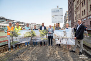 Gruppenbild mit den Beteiligten des Bauprojekts. (Foto: Michael Bührke)