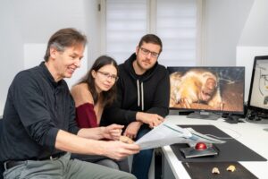 Fasziniert vom Beutelmull, der sich durch den australischen Wüstenboden gräbt (v.l.): Dr. Jürgen Schmitz, Dr. Liliya Doronina und Raphael Steffen vom Institut für Experimentelle Pathologie der Universität Münster. (Foto: Uni Münster / M. Ibrahim)