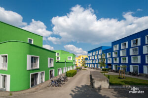 Auffallend sind die bunten Farben, mit denen die Gebäude gestrichen sind. (Foto: Michael Bührke)