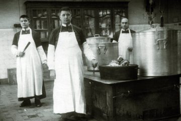 Brüder in der Küche um 1920. (Foto: Archiv-Bild Alexianer)