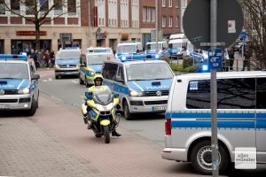 Starke Polizeikräfte waren im März 2021 im Einsatz, um einen früheren Autokorso der "Querdenker" zu begleiten. (Archivbild: Michael Bührke)