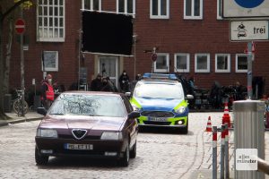 Eindeutig Ekkis Alfa Romeo, der vor dem Antiquariat von der Polizei verfolgt wird. Das Foto entstand in dieser Woche am Rande der Dreharbeiten.(Foto: Carmen Harms)