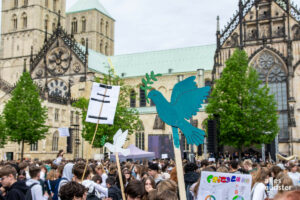 Zu einem Kinder-Friedenstreffen lädt die Stadt Münster auf den Domplatz ein. Zuletzt kamen hier so viele Schülerinnen und Schüler bei der Eröffnung der Jubiläumswoche "375 Jahre Westfälischer Frieden" im vergangenen Jahr zusammen. (Archiv: Thomas Hölscher)