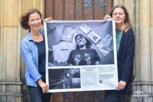 Autorin Iris Brandewiede (li.) und Fotografin Ingrid Hagenhenrich zeigen einen kleinen Teil ihrer Ausstellung zum Thema FASD. (Foto: Vera Dörenkämper)