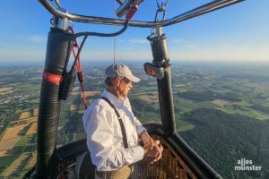 Wilhelm Eimers genießt den Blick über das Münsterland. (Foto: Jasmin Otman)