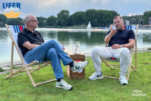 Sehr entspannt: Preußentrainer Sascha Hildmann (r.) im Liegestuhl am Aasee. (Foto: Thomas Hölscher)