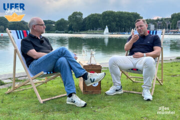 Sehr entspannt: Preußentrainer Sascha Hildmann (r.) im Liegestuhl am Aasee. (Foto: Thomas Hölscher)