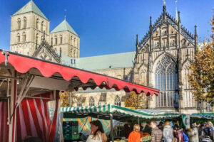 Auf dem Wochenmarkt informiert das Musikfachliche Begleitgremium über den Musik-Campus. (Symbolbild: Tanja Sollwedel)