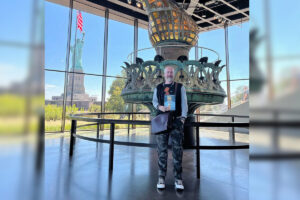 Jörg Hartmann in New York vor der Originalfackel der Freiheitsstatue. (Foto: Anke Süvern)