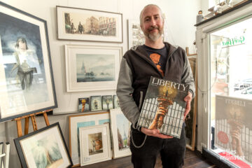 Jörg Hartmann mit seinem neuesten Werk "Liberty". (Foto: Michael Bührke)