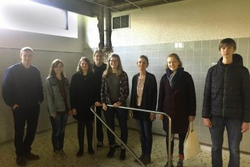 Noah Börnhorst (Jugendrat, Vertreter im Schulausschuss), Stefanie Kerkau, Anna Luna Hannen, Florian Neveling, Matilda Kohnen, Anne Eyben (Schulleiterin des Schillergymnasiums), Jule Kettler, Jerome Eckert (Jugendrat) sahen sich das Lehrschwimmbecken vor Ort an. (Foto: Jugendrat der Stadt Münster)