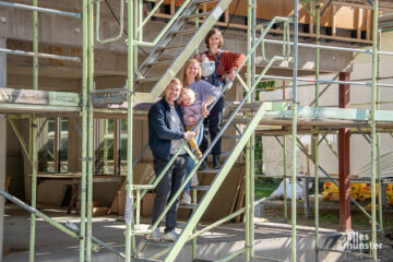 Freuen sich auf ihr zukünftiges Zuhause (v.l.): Niklas und Hilke Mahrt mir Merle und Annette Seete mit Malte. (Foto: Michael Bührke)