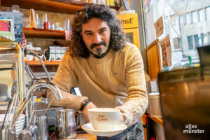 Mehmet Sarıpınar in seinem Element an der Kaffeemaschine der "Flotten Bohne" (Foto: Bührke)