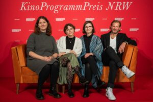 Freuen sich über die Auszeichnungen (v.l.): Madita Kondratjuk (Schloßtheater), Nicole Zeiler und Maria Minewitsch (Cinema) sowei Ansgar Esch (Geschäftsführer der Münsterschen Filmtheater-Betriebe). (Foto: Hojabr Riahi / Film- und Medienstiftung NRW)