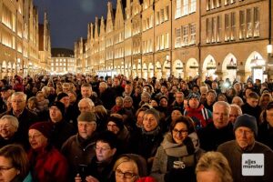 Wie in den vergangenen Jahren begleitet David Rauterberg am 8. Dezember die Sängerinnen und Sänger beim Weihnachtsliedersingen - allerdings auf dem Domplatz und nicht auf dem Prinzipalmarkt, wie auf diesem älteren Bild. (Archivbild: Michael Bührke)