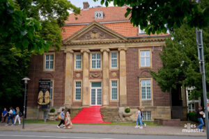 Der "Rote Lack" vor dem damaligen Museum für Lackkunst. Wo ist er geblieben? (Foto: Bührke)