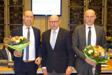 Oberbürgermeister Markus Lewe beglückwünschte Jurczyk (links) und Gäfgen (rechts) unmittelbar nach der Entscheidung im Rathausfestsaal. (Foto: Presseamt Münster)