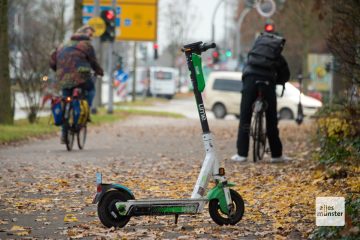 Quer zum Gehweg oder zum Radweg abgestellt, können E-Scooter zum Ärgernis werden (Foto: Bührke)