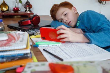 Das Smartphone sollte bei den Hausaufgaben eine Pause einlegen, rät der Studienkreis Münster. (Foto: Michael Printz / Studienkreis)