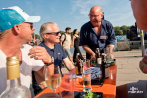 Stammgast beim Promikellnern: Vittorio Alfieri brachte nicht nur Bier sondern jede Menge gute Laune an die Tische. (Foto: Michael Bührke)