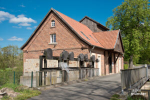 Industriedenkmal am Weg: Die Mühle Schulze Pellegahr an der Aa. (Foto: Michael Bührke)