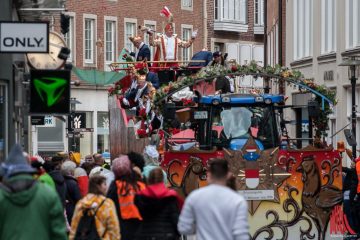 Wenn die Karnevalisten das Kommando übernehmen und der Rosenmontagszug durch Münster rollt, müssen Busse und Autofahrer Umwege machen. (Archivbild: Stephan Günther)