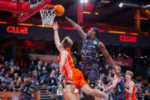 Uni Baskets Shooting Guard Timetric Jerome Hodges (re.) im nervenaufreibenden Match gegen RASTA Vechta. (Foto: Sebastian Neddermann) 