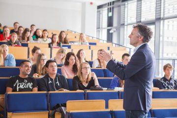 Zu Gast im Hörsaal: Im Sommersemester können Studieninteressierte aus einer Vielzahl an Schnuppervorlesungen an der FH Münster wählen. (Foto: FH Münster/ Christian Trick)