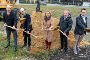 Beim Spatenstich für das neue Stadthaus 4 (v.l.): Harald Gollwitzer (Geschäftsführer Bauwerke Münster), Oberbürgermeister Markus Lewe, Andrea Piehl (Geschäftsführerin Bauwerke Münster), Wolfgang Heuer (Dezernent für Personal, Organisation, Ordnung, Feuerwehr und IT) und Jörg Berens (Aufsichtsratsvorsitzender Bauwerke Münster). (Foto: Michael Bührke)