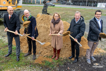 Beim Spatenstich für das neue Stadthaus 4 (v.l.): Harald Gollwitzer (Geschäftsführer Bauwerke Münster), Oberbürgermeister Markus Lewe, Andrea Piehl (Geschäftsführerin Bauwerke Münster), Wolfgang Heuer (Dezernent für Personal, Organisation, Ordnung, Feuerwehr und IT) und Jörg Berens (Aufsichtsratsvorsitzender Bauwerke Münster). (Foto: Michael Bührke)